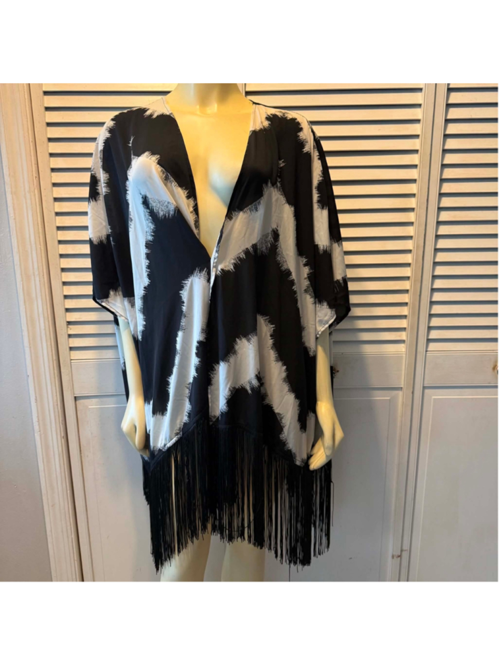 Mossimo Women’s Black & White Abstract Kimono Top Fringe Boho Cover Up
